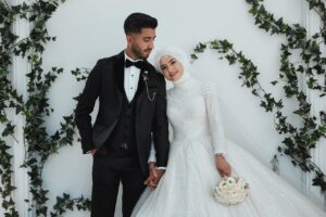 結婚式場の予約は平日と土日、どっちが得？